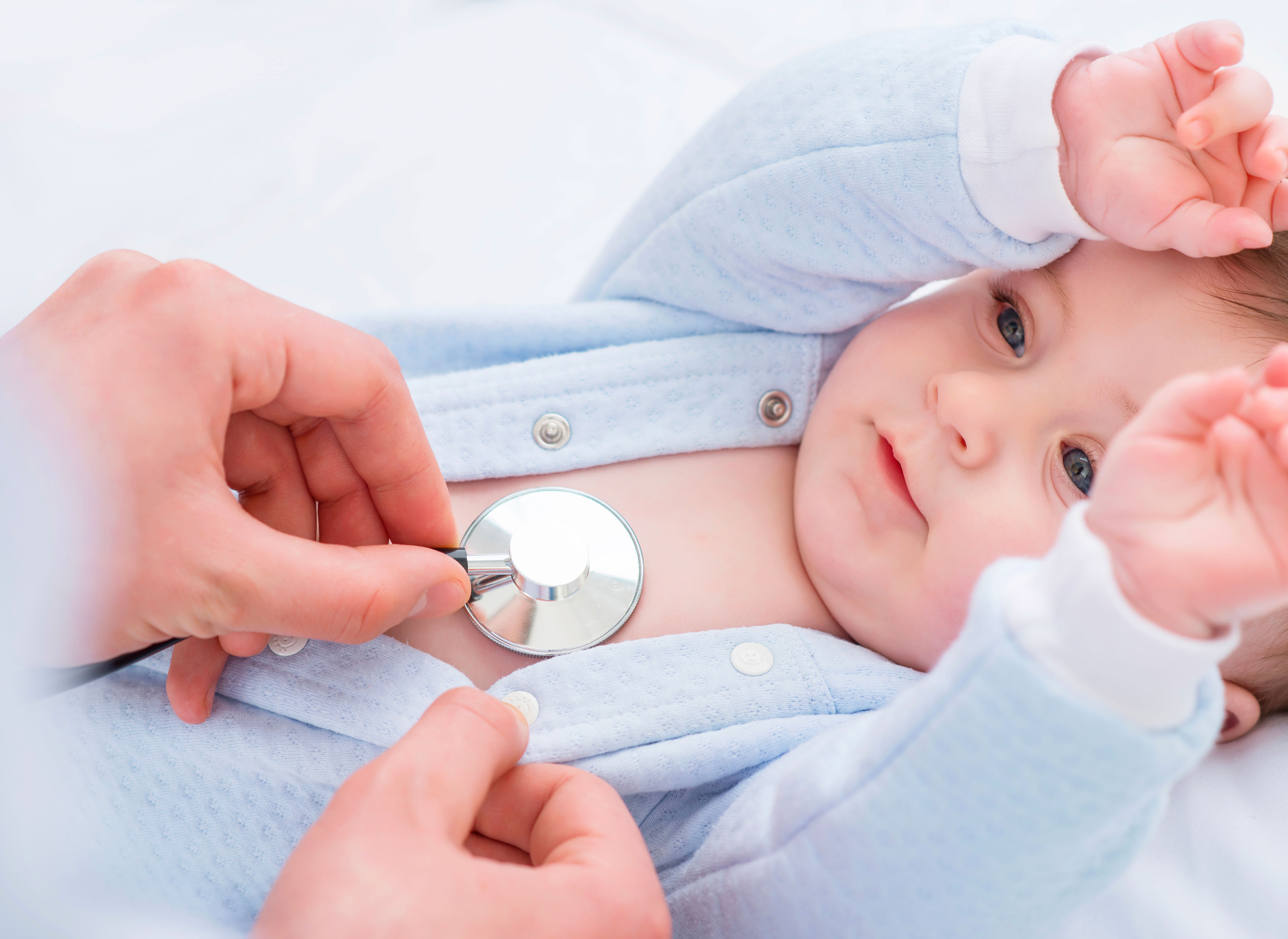 Наблюдение ребенка врач. Иммунитет новорожденных. Педиатрия Новорожденные. Для иммунитета детям. Ребенок с фонендоскопом.