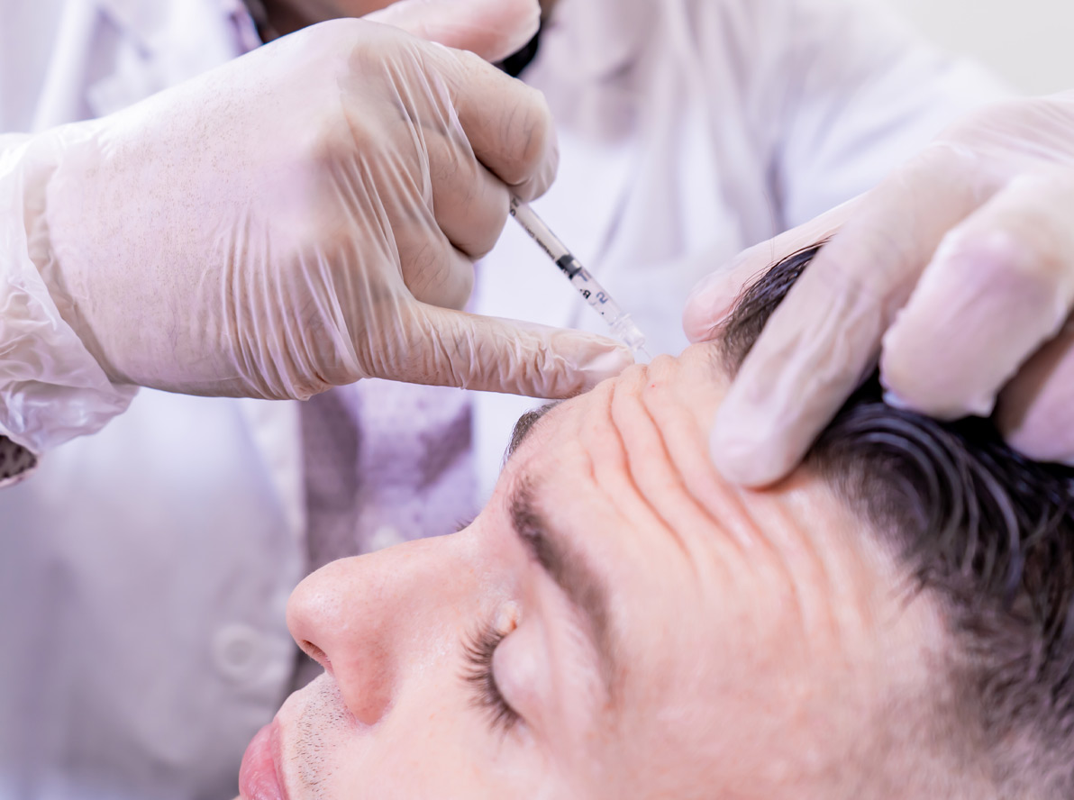Injection Botox dans le front d'un patient