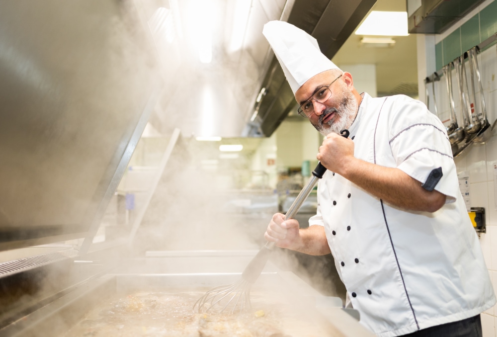 Photo d'un cuisinier qui prépare une sauce