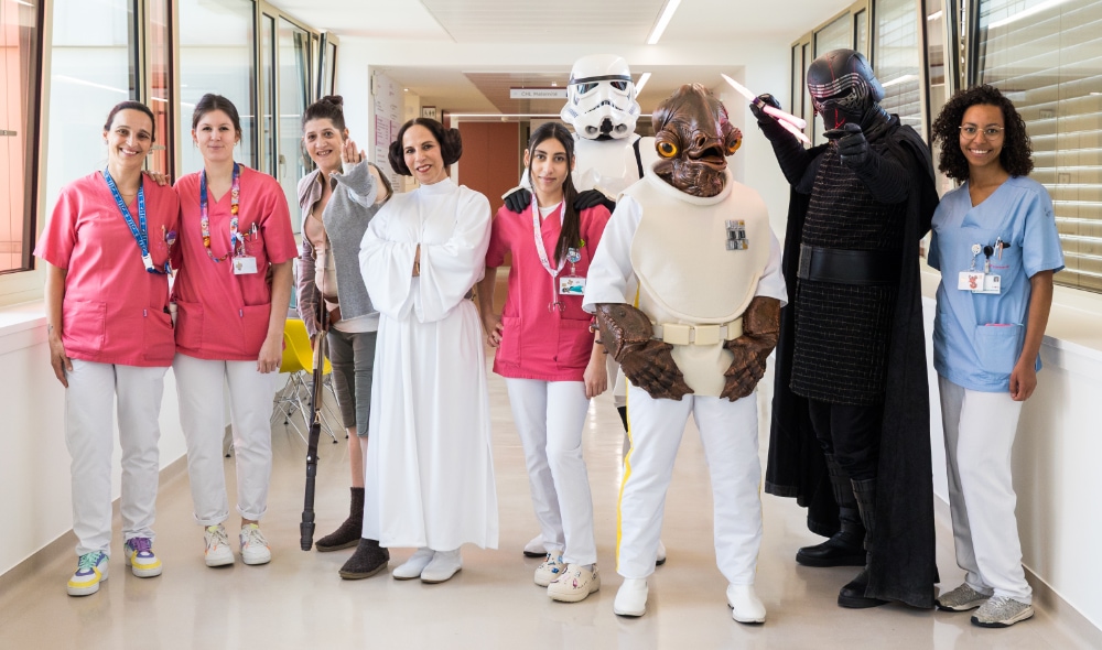 Photo de personnages de Star Wars avec des membres de l'équipe de la Kannerklinik